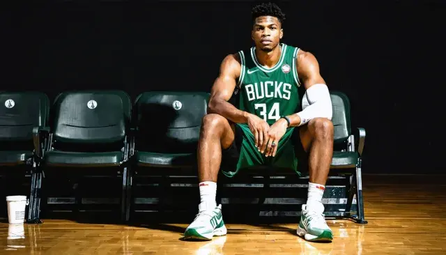 Giannis Antetokounmpo Ruled Out for Friday from Left Knee Bruise